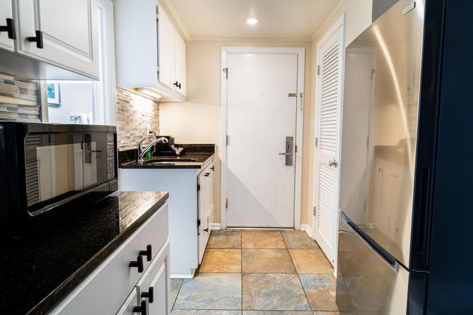 Beach Dreams, Pool View Room, 1st Floor sleeps 4 Apartment in South Carolina