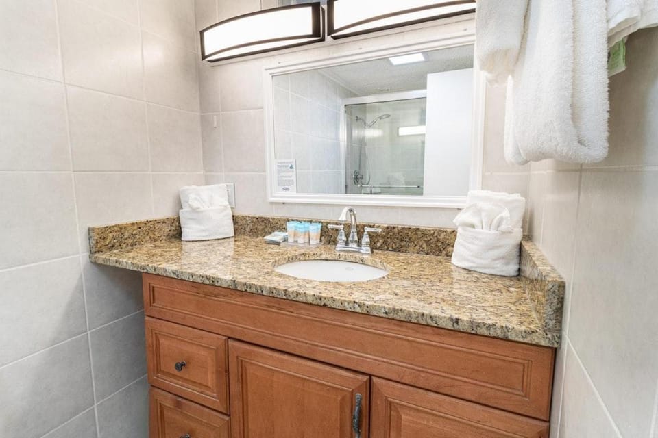 Relaxation by the Waves, Pool View Room 1st Flr Apartment in South Carolina