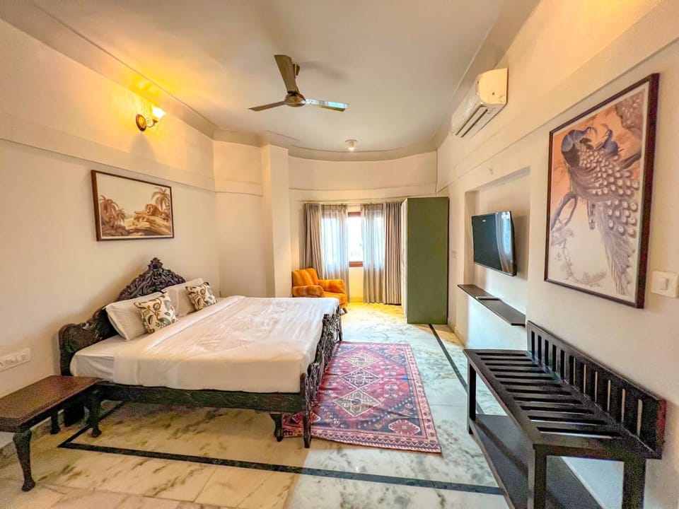 Bed, TV and multimedia, Living room, Photo of the whole room, Seating area, Bedroom, air conditioner