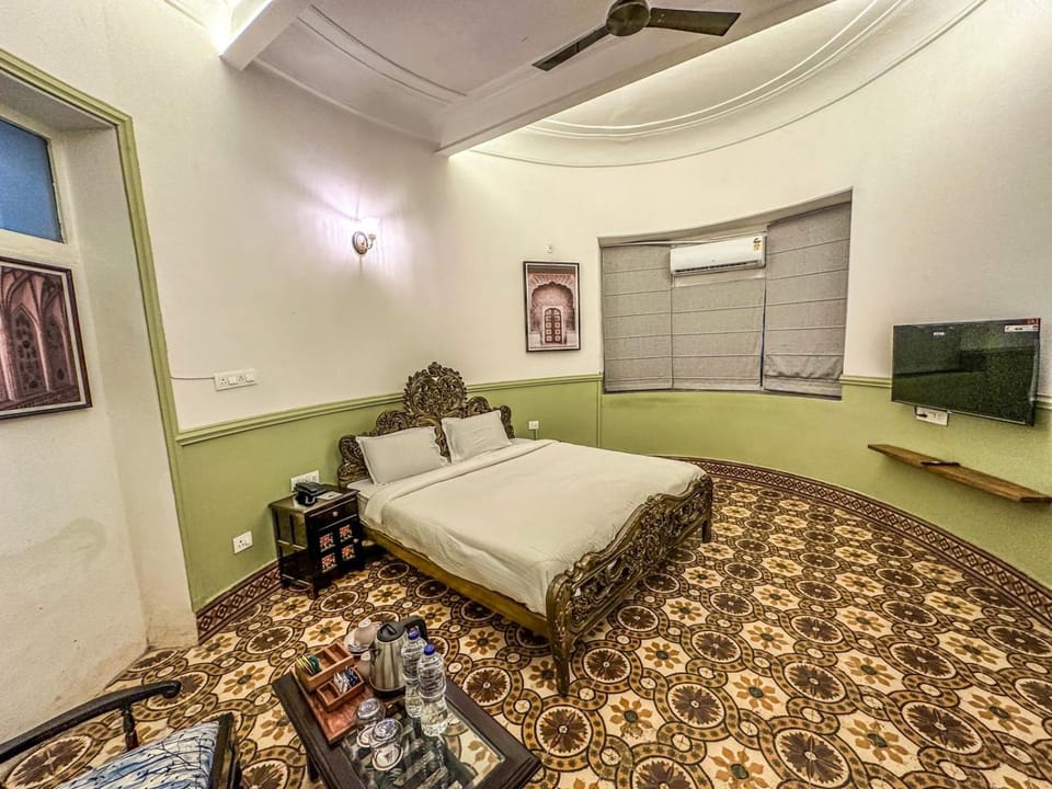 Bed, TV and multimedia, Living room, Bedroom