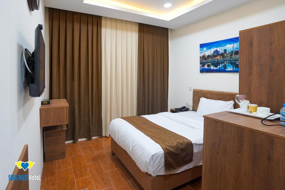 Bed, TV and multimedia, Photo of the whole room, Bedroom