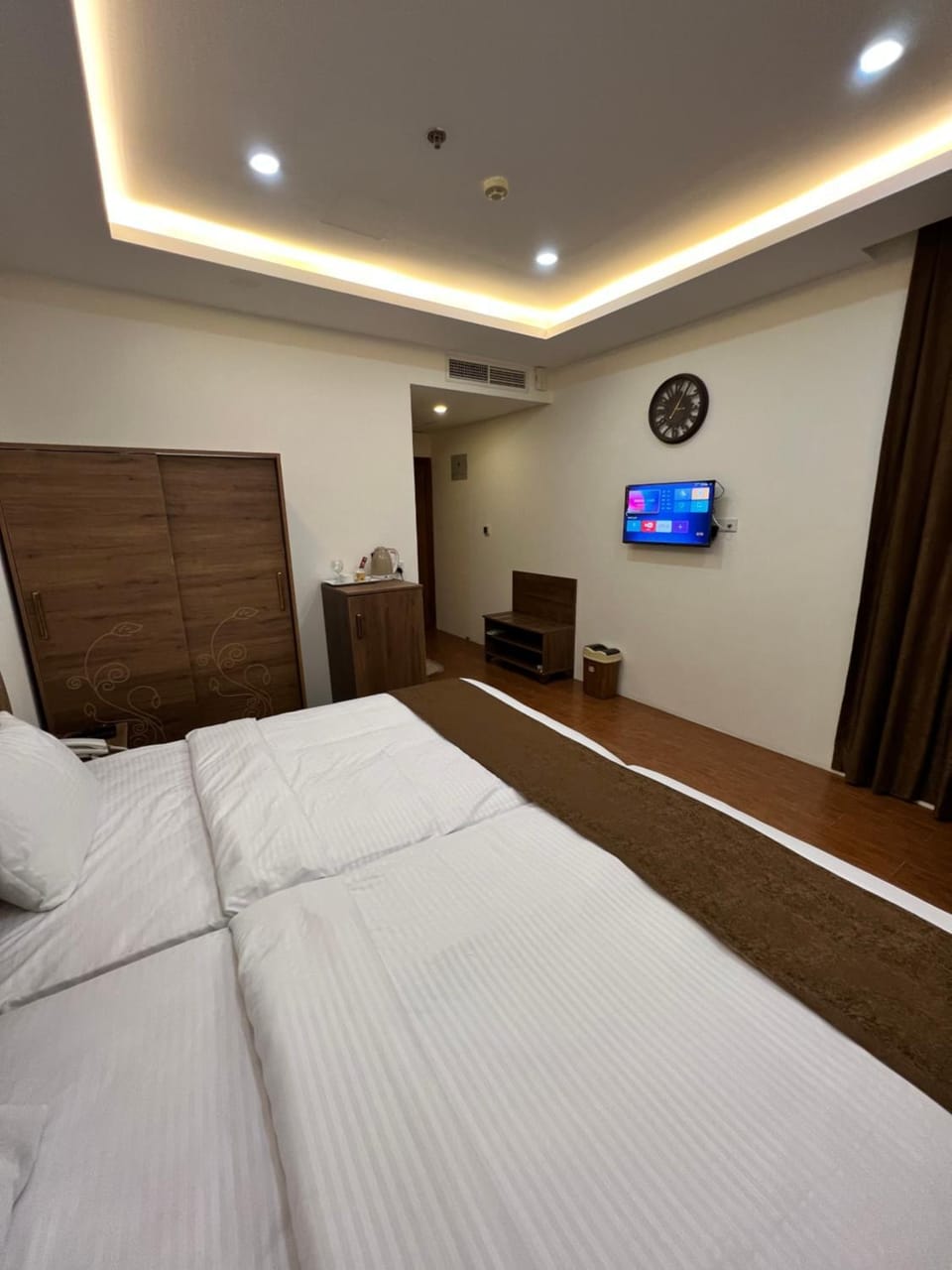 Bed, TV and multimedia, Photo of the whole room, Bedroom