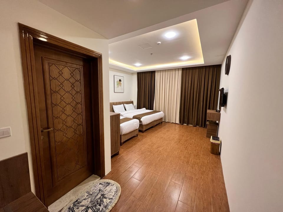 Bed, TV and multimedia, Living room, Photo of the whole room, Seating area, Bedroom, wardrobe