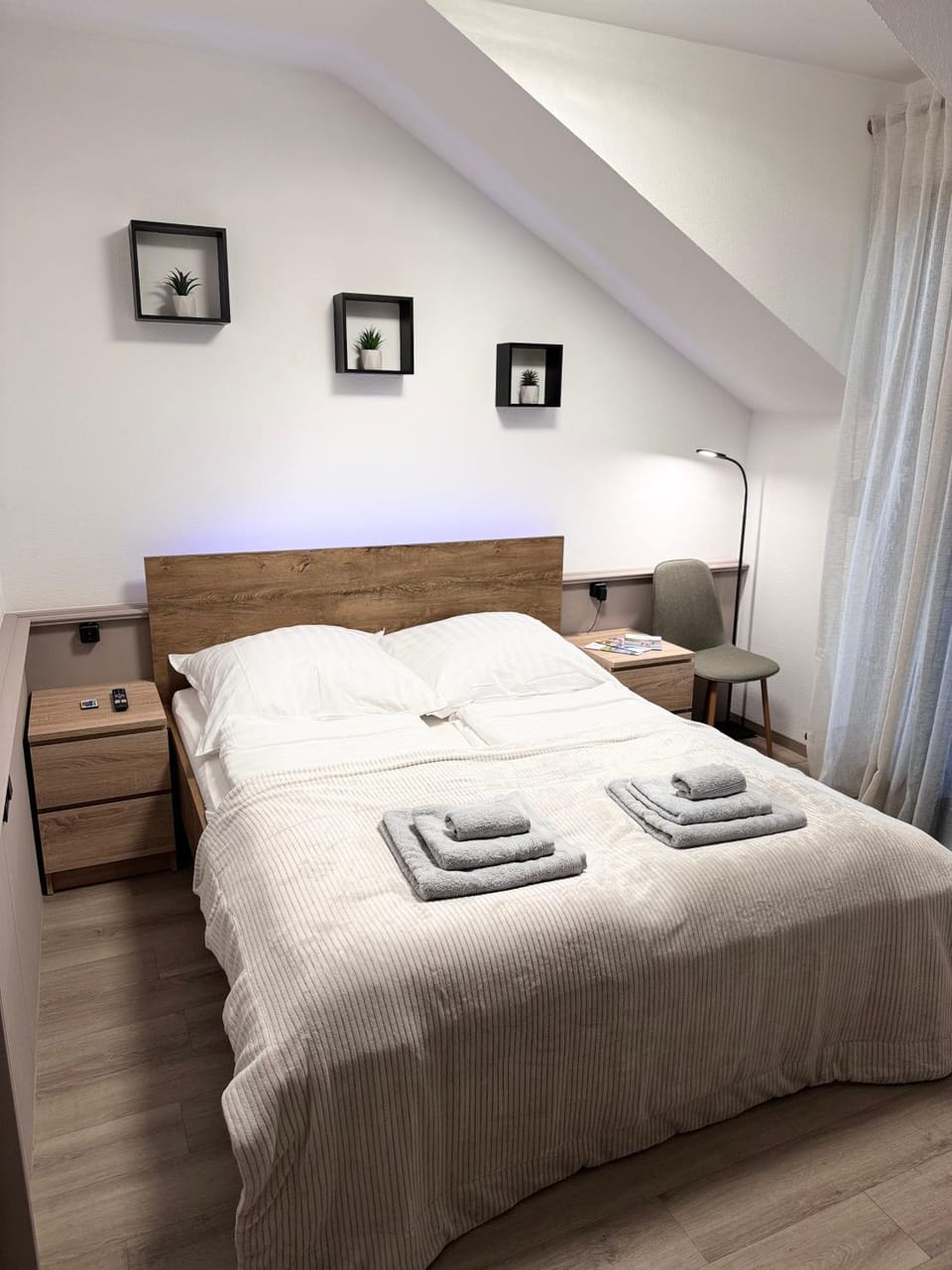 Photo of the whole room, Bedroom