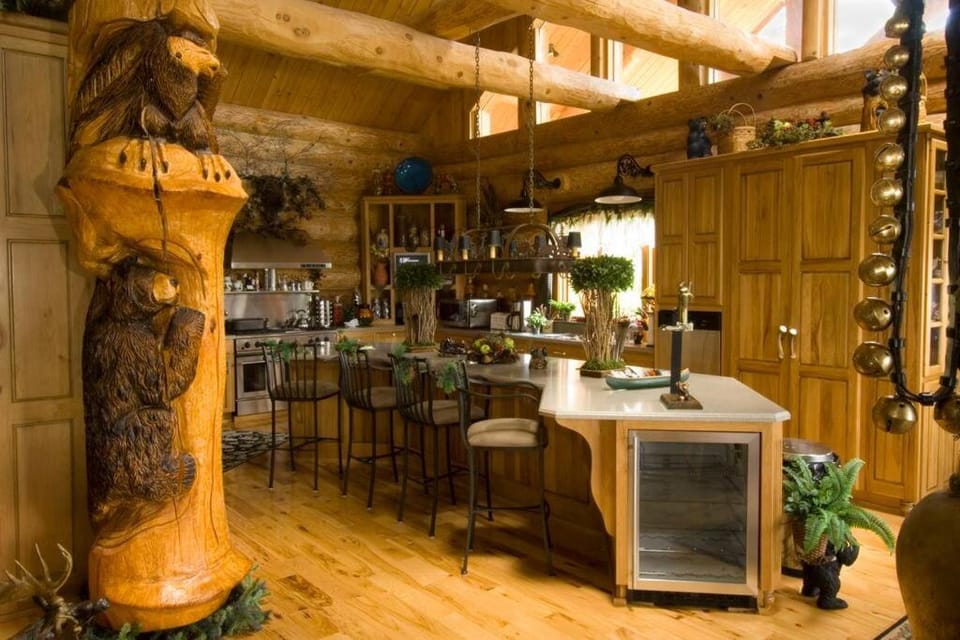 LUXURIOUS TN Mtn Lodge- Sleeps 22+, Hiking & Lake House in Watauga Lake