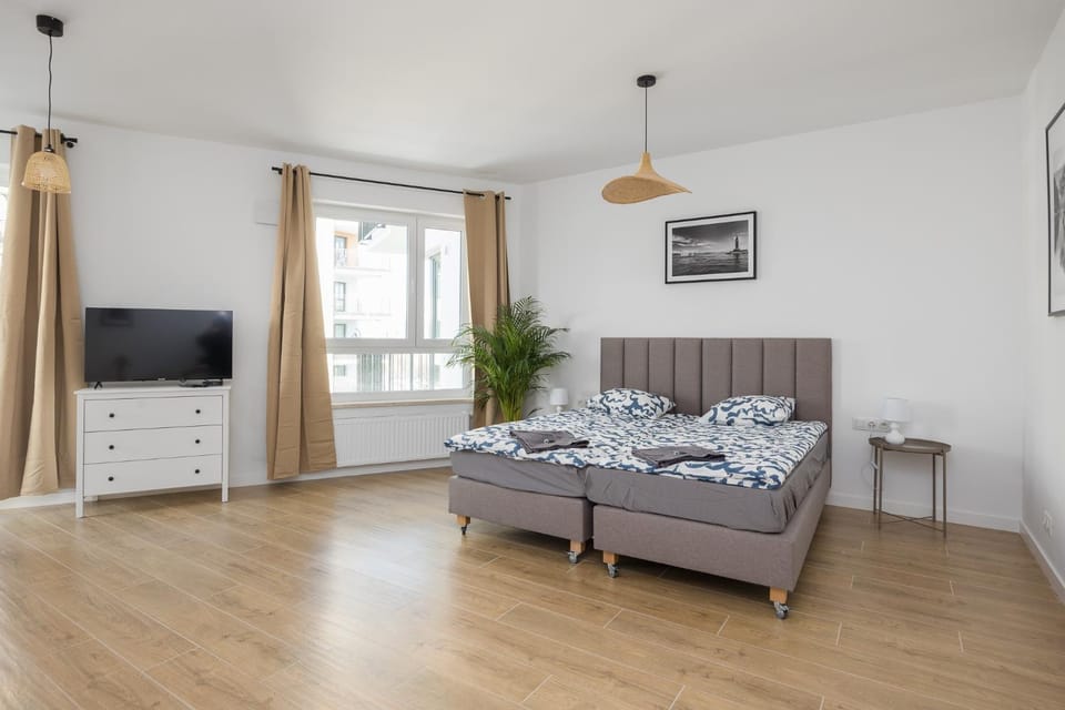 Bed, TV and multimedia, Living room, Photo of the whole room, Seating area, Bedroom, towels