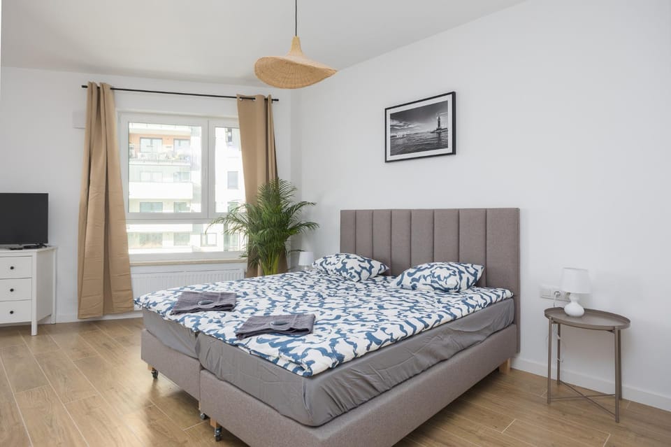 Bed, TV and multimedia, Bedroom, towels