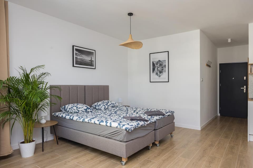 Bed, Living room, Photo of the whole room, Seating area, Bedroom, towels