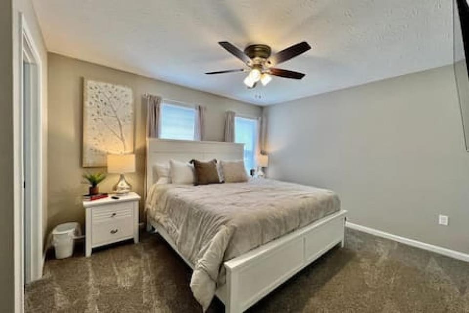 Bed, Photo of the whole room, Bedroom, fireplace