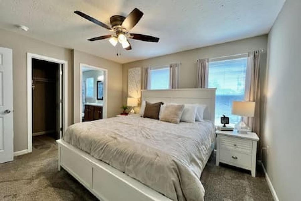 Bed, Photo of the whole room, Bedroom, fireplace