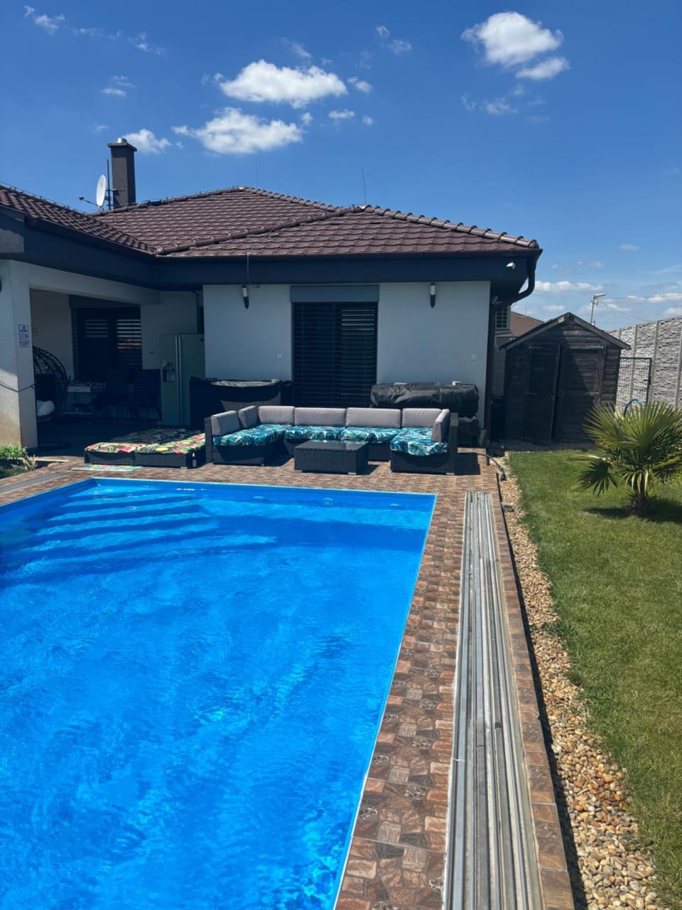 5 izbový samostatný stojaci rodinný dom s podkrovím a veľkou záhradou so sezónnym bazénom, celoročnou saunou a vírivkou, privátny wellness House in Slovakia