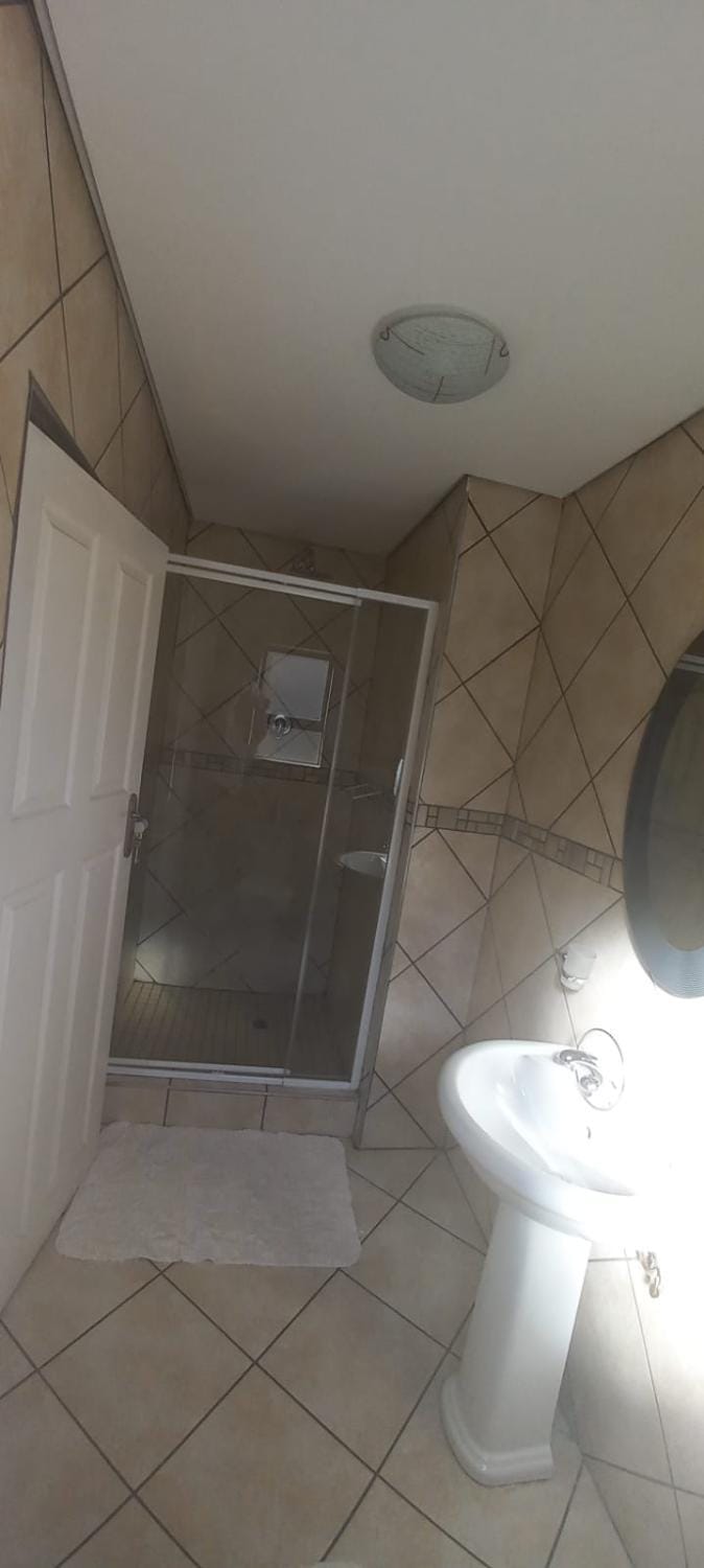 Shower, Toilet