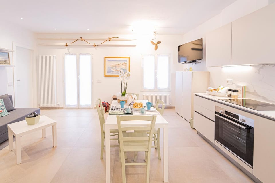 Kitchen or kitchenette, Living room, Seating area, minibar