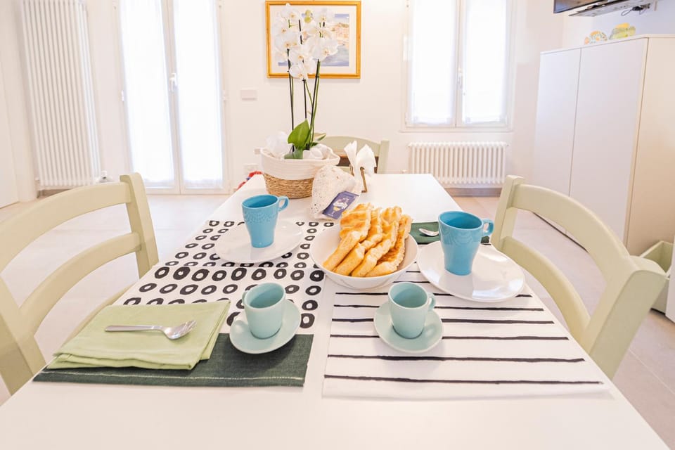 Coffee/tea facilities, Dining area