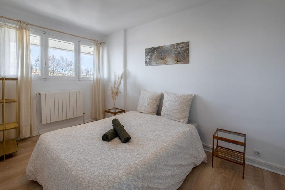 Bed, Photo of the whole room, Bedroom, internet, towels