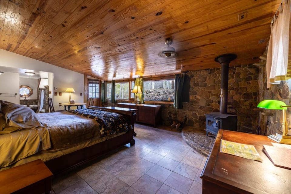 Castle Suite at White Lotus Eco Spa Retreat House in Shenandoah Valley