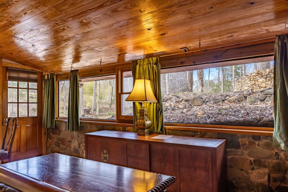 Castle Suite at White Lotus Eco Spa Retreat House in Shenandoah Valley