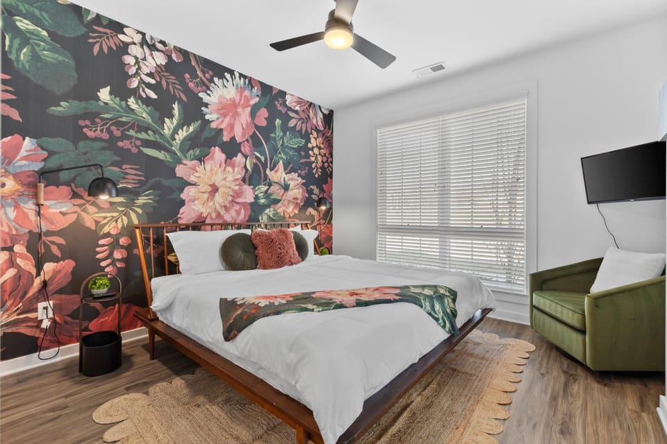 Bed, TV and multimedia, Photo of the whole room, Bedroom