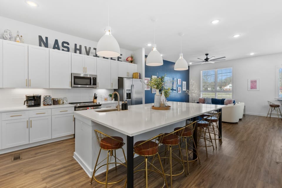 Coffee/tea facilities, Kitchen or kitchenette, Dining area, microwave, oven, stove