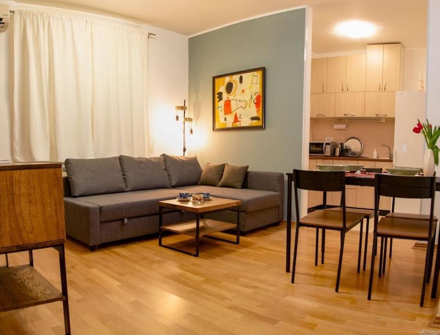 Kitchen or kitchenette, Living room, Seating area, Dining area