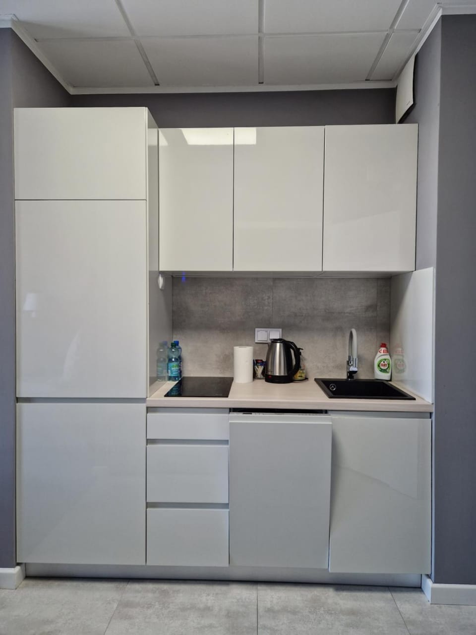 Coffee/tea facilities, Kitchen or kitchenette, stove
