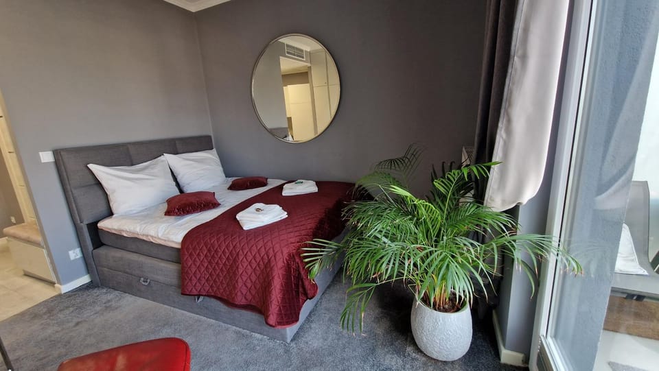 Bed, Living room, Photo of the whole room, Seating area, Bedroom, towels
