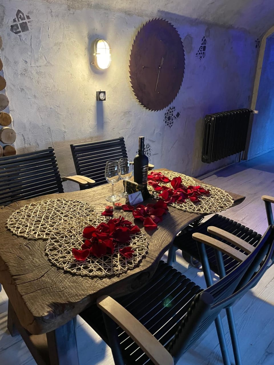 Apartament NEON Z JACUZZI -Klima -RYNEK CENTRUM &Parking Apartment in Poland