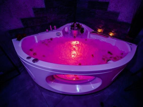 Apartament NEON Z JACUZZI -Klima -RYNEK CENTRUM &Parking Apartment in Poland