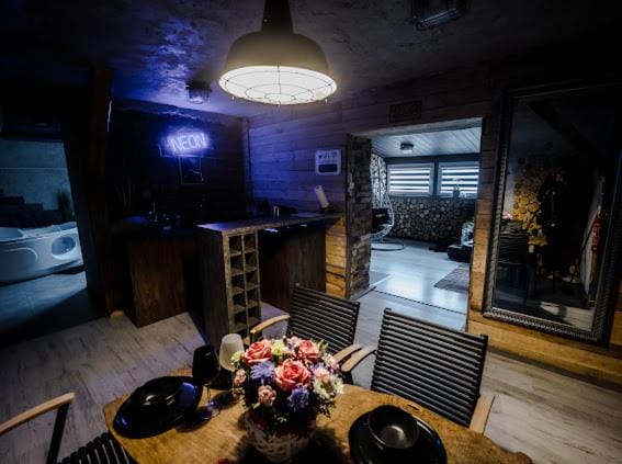 Apartament NEON Z JACUZZI -Klima -RYNEK CENTRUM &Parking Apartment in Poland