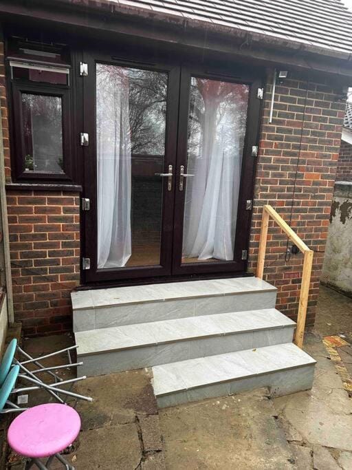 The Gated 2Bedroom Annex Dartford Apartment in Dartford