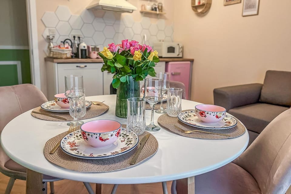 Coffee/tea facilities, Kitchen or kitchenette, Living room, Dining area