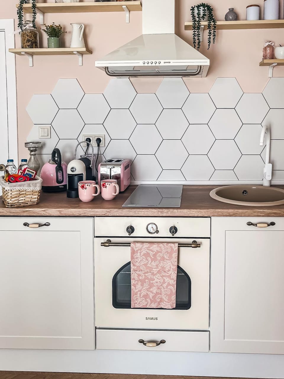 Kitchen or kitchenette, pet friendly, stove