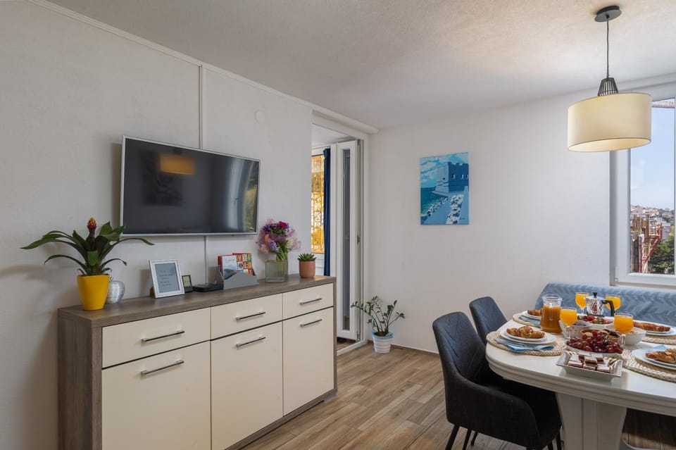 TV and multimedia, Seating area, Dining area