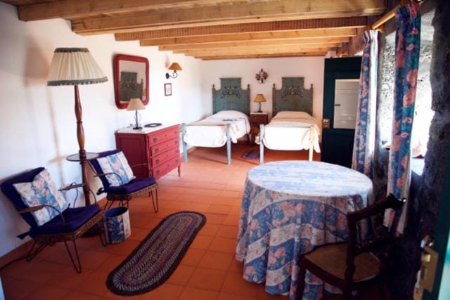 Bed, Photo of the whole room, Seating area, Dining area, Bedroom