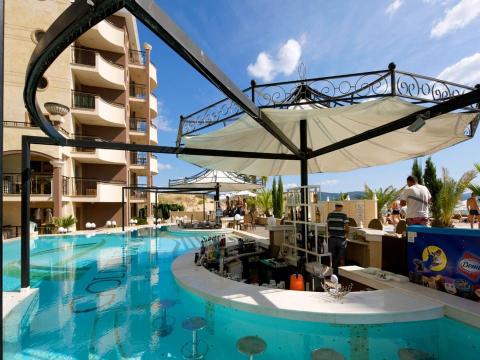 Property building, Food and drinks, Swimming pool, Swimming pool, Breakfast