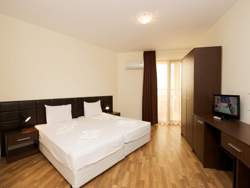 Bed, TV and multimedia, Bedroom, wardrobe, air conditioner