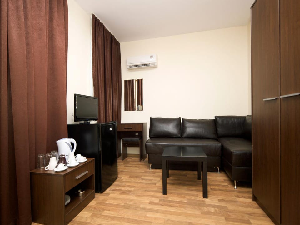 Communal lounge/ TV room, TV and multimedia, Coffee/tea facilities, View (from property/room), Other, Photo of the whole room, Seating area