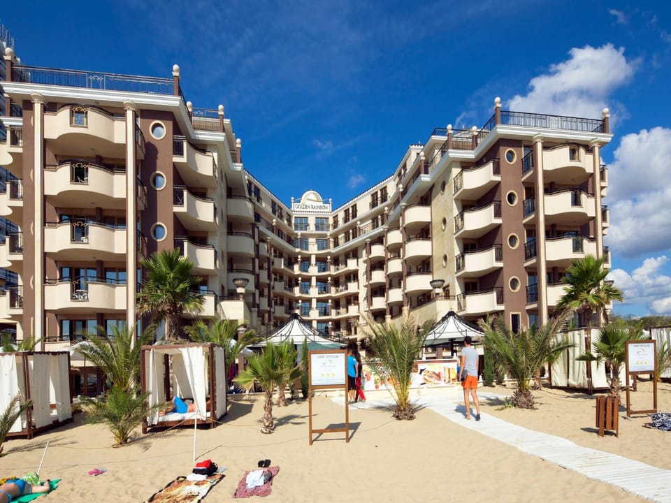 Property building, Facade/entrance, Beach, Location