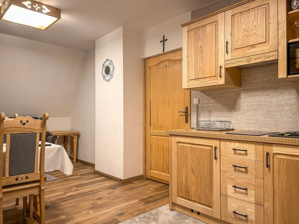 Kitchen or kitchenette, Photo of the whole room, Dining area, stove