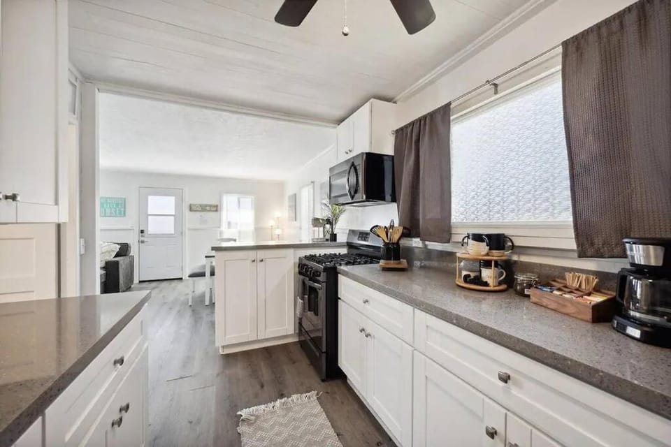 Coffee/tea facilities, Kitchen or kitchenette, minibar, pet friendly, stove