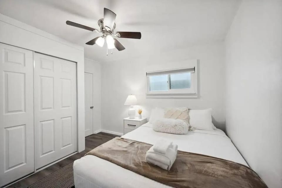 Bed, Bedroom, fireplace