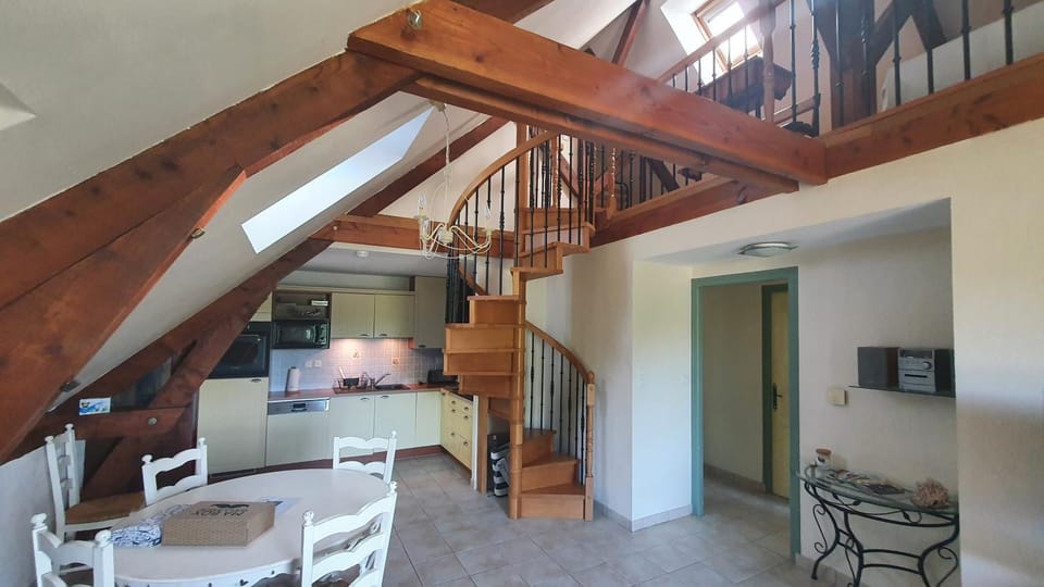 TV and multimedia, Kitchen or kitchenette, Living room, Seating area, Dining area