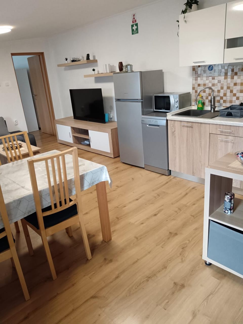 Kitchen or kitchenette, dishwasher, stove