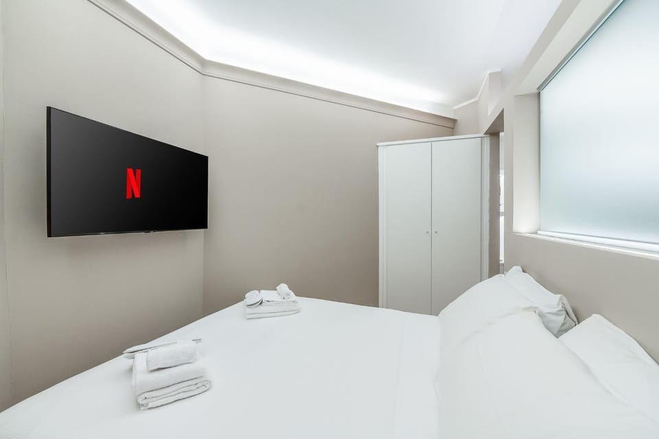 Bed, TV and multimedia, Bedroom, towels