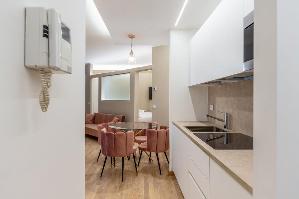 Kitchen or kitchenette, Living room, Seating area, Dining area, minibar, oven, pet friendly, stove