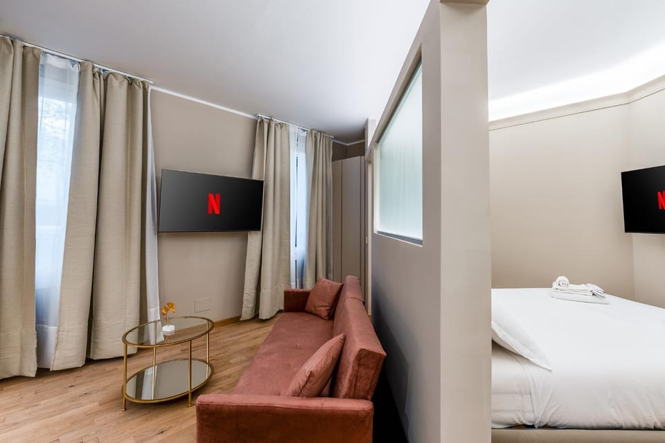 Bed, TV and multimedia, Living room, Photo of the whole room, Seating area, Evening entertainment, Bedroom