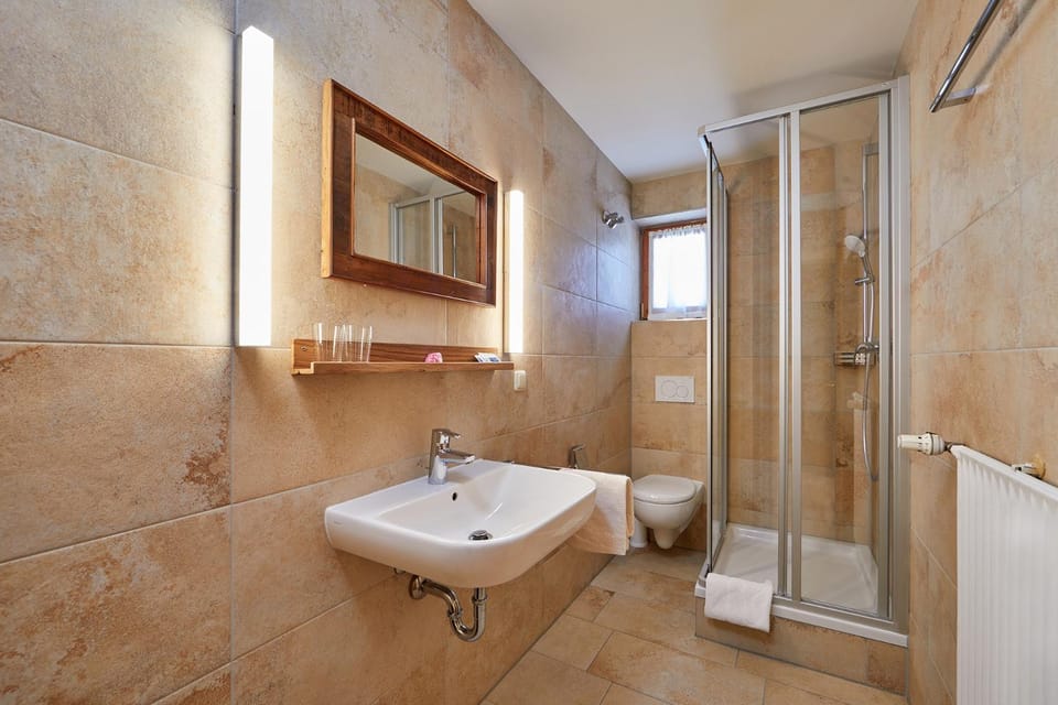 Shower, Toilet, Bathroom, towels