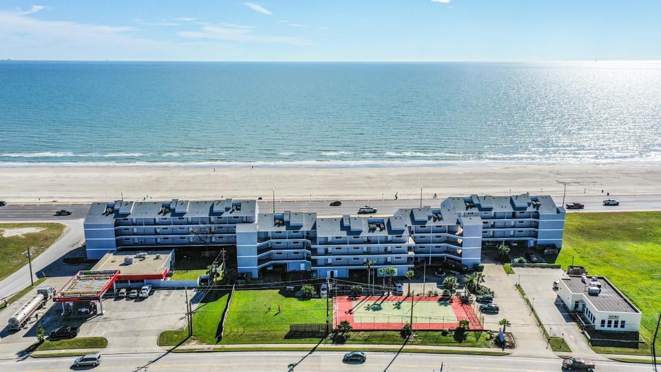 Property building, Bird's eye view, Sea view, Parking