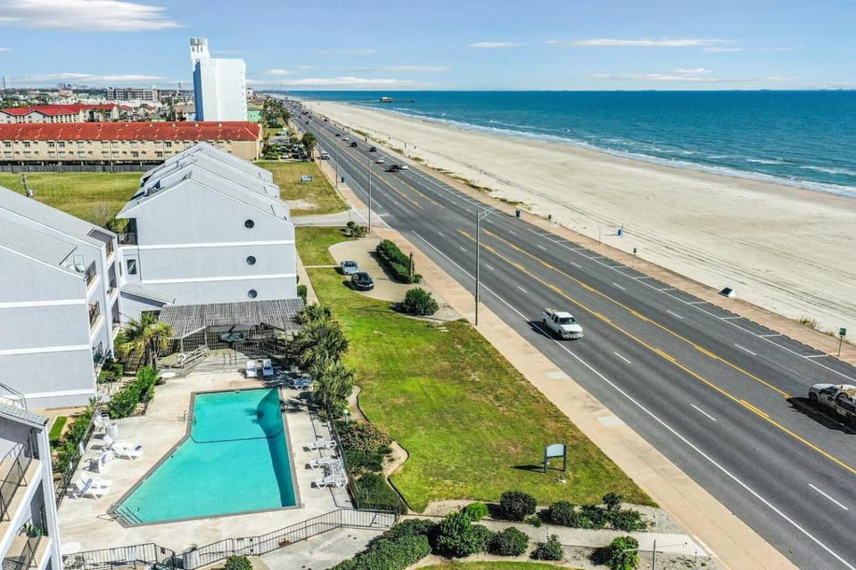 Property building, Bird's eye view, Beach, Pool view, Sea view, Swimming pool