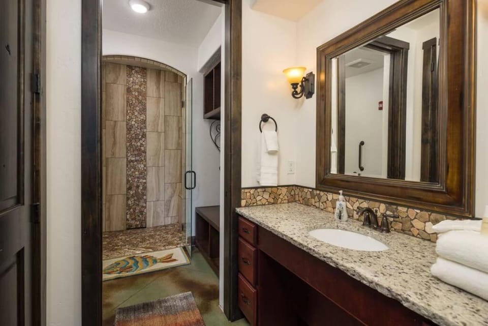 Luxury Downtown Rental (Pet Friendly) - La Dolce Vita Villas #7 Apartment in Moab